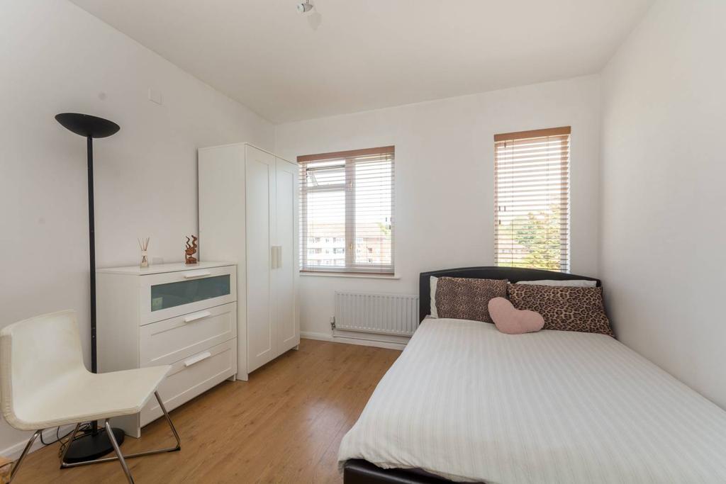 Salisbury Road, Pinner, HA5 2 bed flat £1,500 pcm (£346 pw)