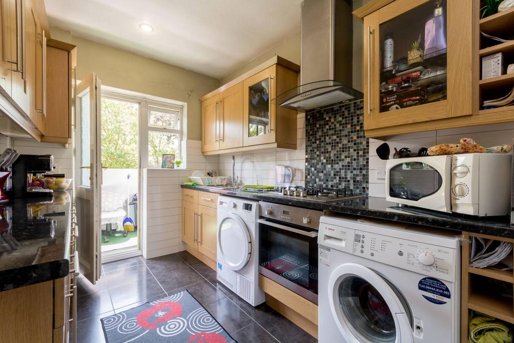 Salisbury Road, Pinner, HA5 2 bed flat £1,500 pcm (£346 pw)