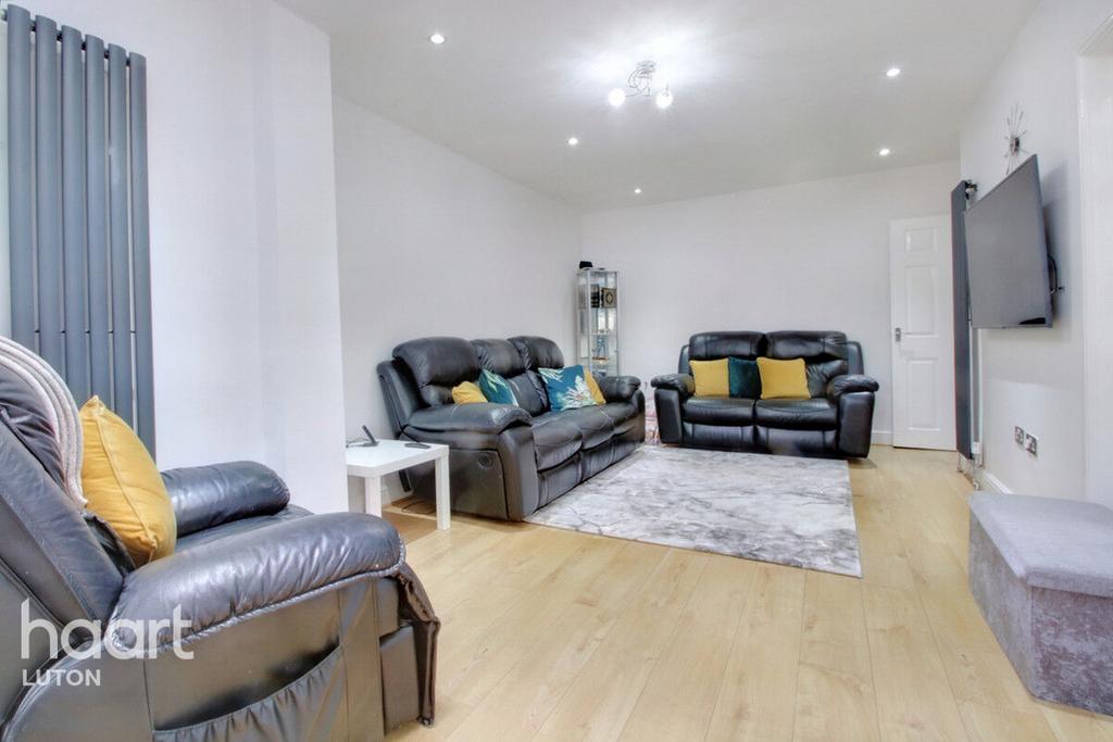 Carlton Crescent, Luton 4 bed semidetached house £420,000