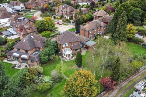 46 Southfields, East Molesey, KT8 0BP