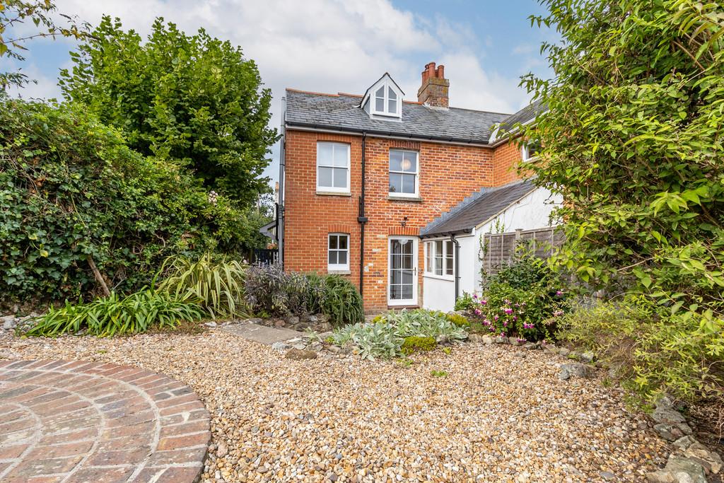 Church Street, Niton 2 bed semidetached house £1,100 pcm (£254 pw)