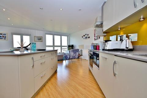 2 bedroom penthouse to rent - Constitution Hill, Woking