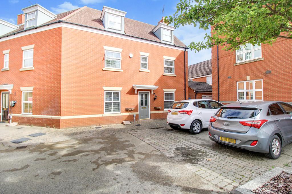 Phoenix Gardens, Oakhurst, Swindon 4 bed semidetached house £375,000