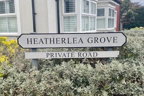 3 bedroom detached house for sale - Heatherlea Grove, Worcester Park KT4