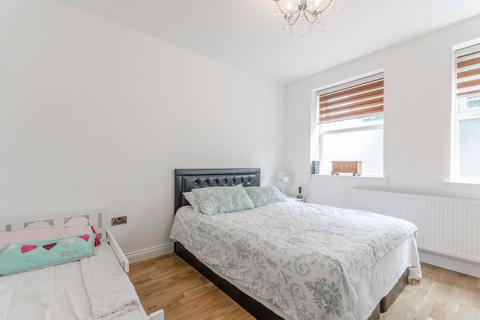 2 bedroom flat for sale - Markhouse Road, Walthamstow, London, E17