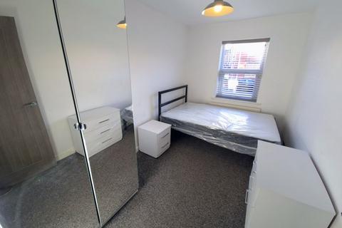 2 bedroom flat to rent, Derwentwater Grove, Leeds