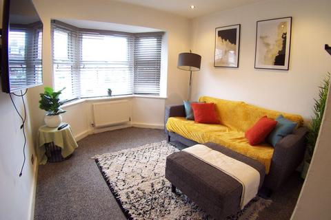 2 bedroom flat to rent, Derwentwater Grove, Leeds