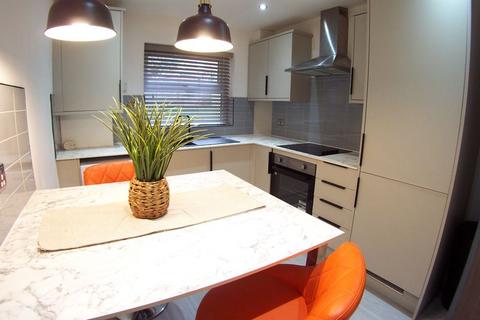 2 bedroom flat to rent, Derwentwater Grove, Leeds