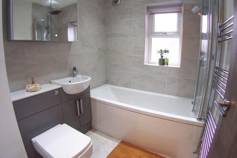 2 bedroom flat to rent, Derwentwater Grove, Leeds