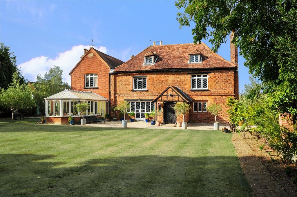 Runnymede Chase, Benfleet, Essex, SS7 9 bed detached house for sale £