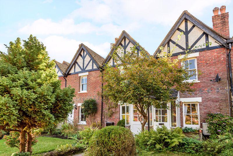 Lion Lane, Haslemere 2 bed terraced house £1,250 pcm (£288 pw)