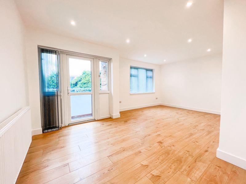 Elm Tree Close, Northolt 2 bed flat £1,500 pcm (£346 pw)