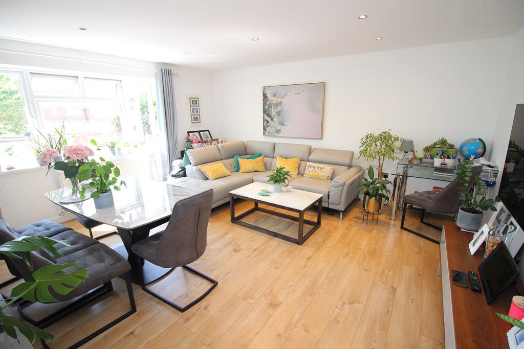 Great South West Road, Hounslow, TW4 2 bed £1,550 pcm (£