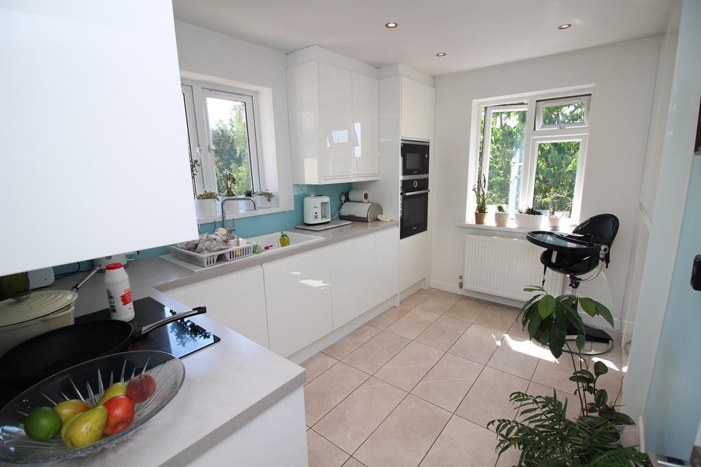 Great South West Road, Hounslow, TW4 2 bed £1,550 pcm (£