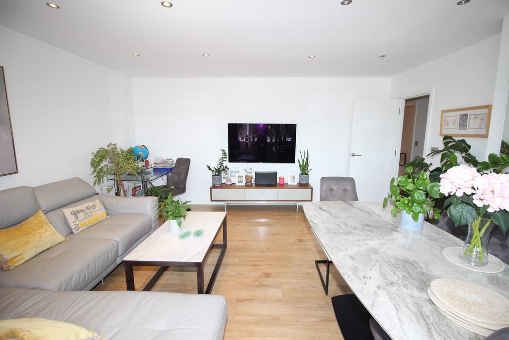 Great South West Road, Hounslow, TW4 2 bed £1,550 pcm (£
