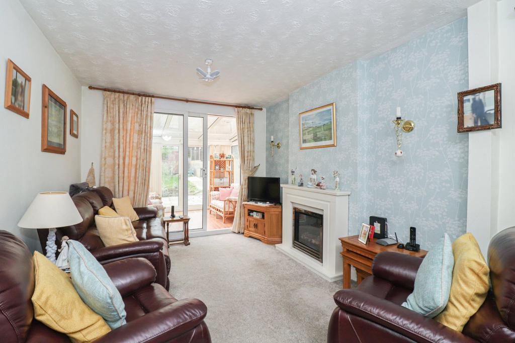 Abbots View, Kings Langley, Herts, WD4 2 bed bungalow £1,545 pcm (£