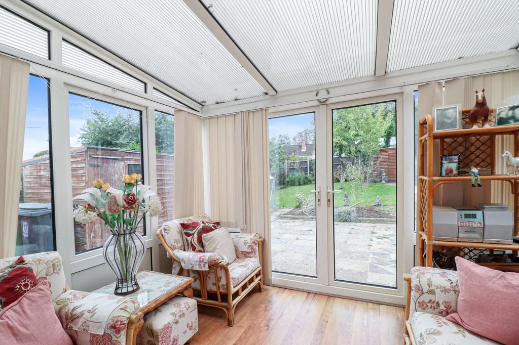 Abbots View, Kings Langley, Herts, WD4 2 bed bungalow £1,545 pcm (£