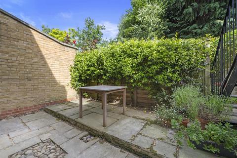 101b Foulden Road, London, N16 7UH