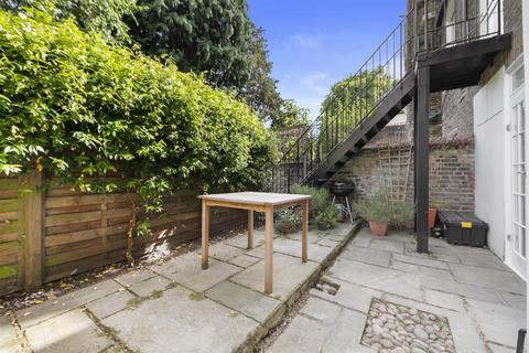 101b Foulden Road, London, N16 7UH
