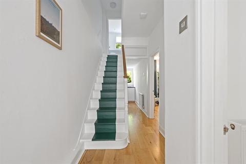 101b Foulden Road, London, N16 7UH