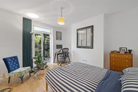 101b Foulden Road, London, N16 7UH