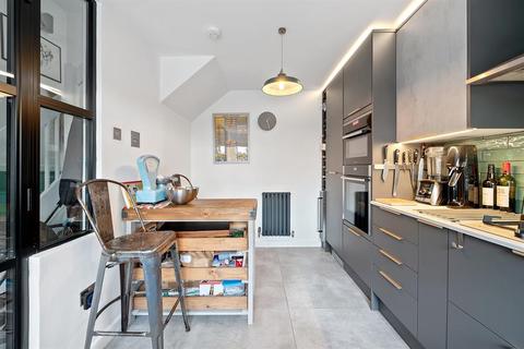 11 Median Road, London, E5 0PF