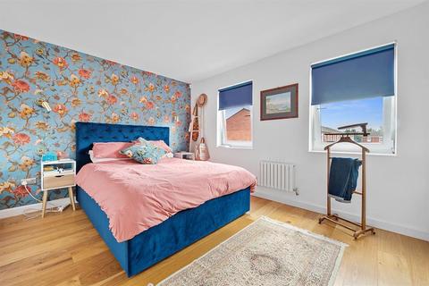 11 Median Road, London, E5 0PF