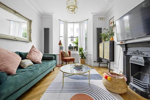 Flat A, 17 Osterley Road, London, N16 8SN
