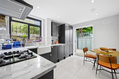 Flat A, 17 Osterley Road, London, N16 8SN