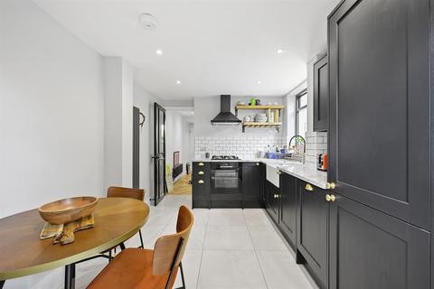 Flat A, 17 Osterley Road, London, N16 8SN