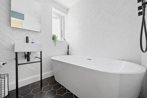 Flat A, 17 Osterley Road, London, N16 8SN