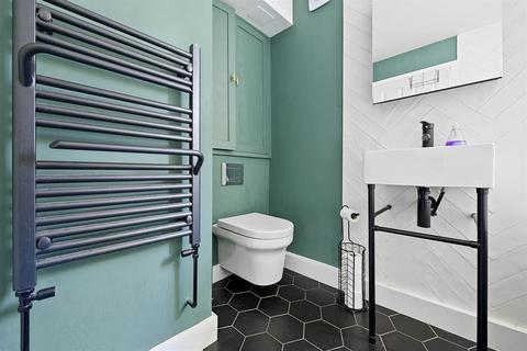 Flat A, 17 Osterley Road, London, N16 8SN