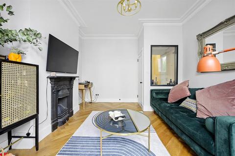 Flat A, 17 Osterley Road, London, N16 8SN