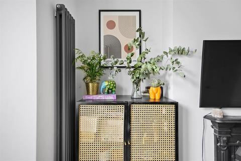 Flat A, 17 Osterley Road, London, N16 8SN