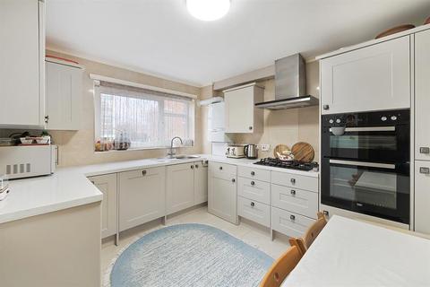 30 Howard Road, London, N16 8PU