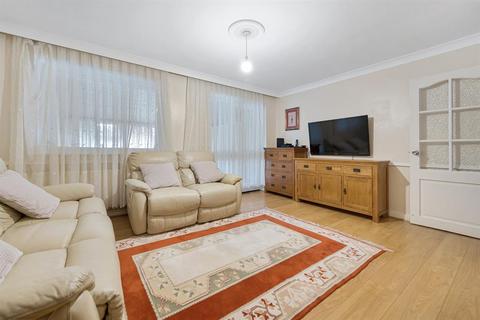 30 Howard Road, London, N16 8PU