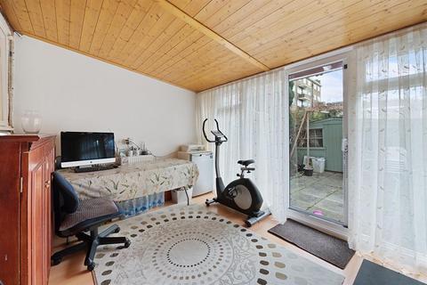 30 Howard Road, London, N16 8PU