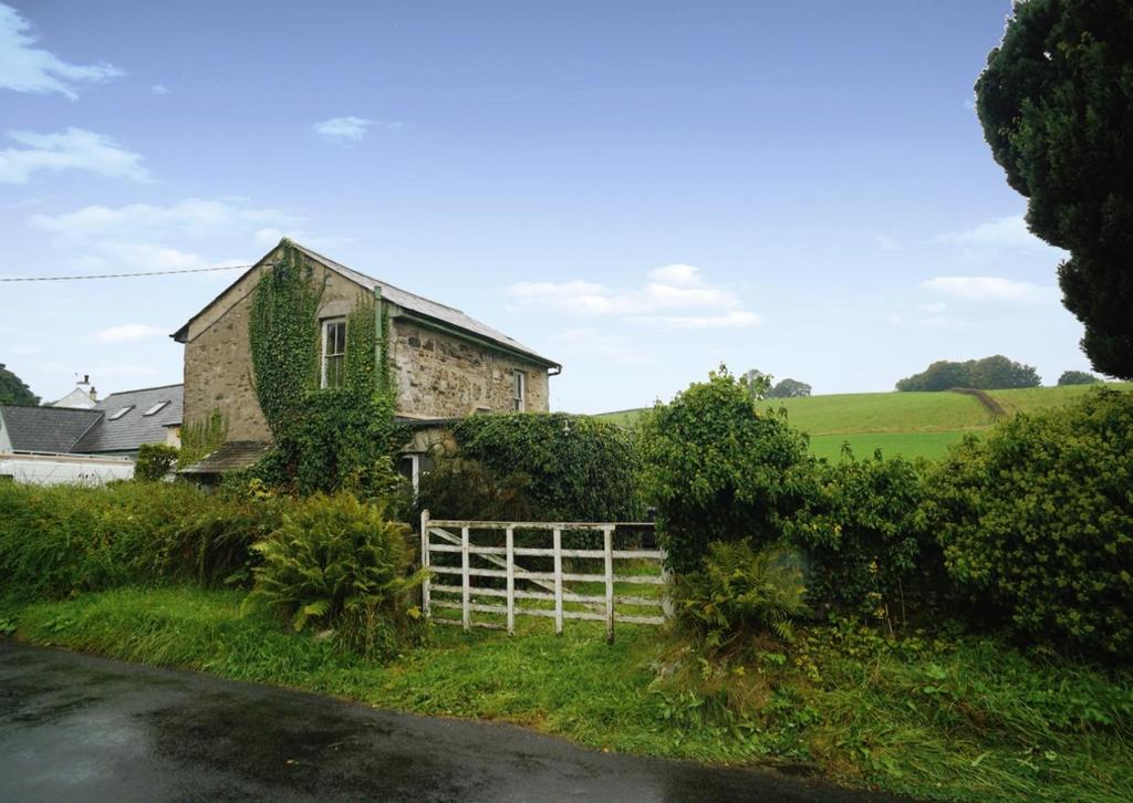 Hincaster, Milnthorpe, LA7 7ND 2 bed link detached house £225,000