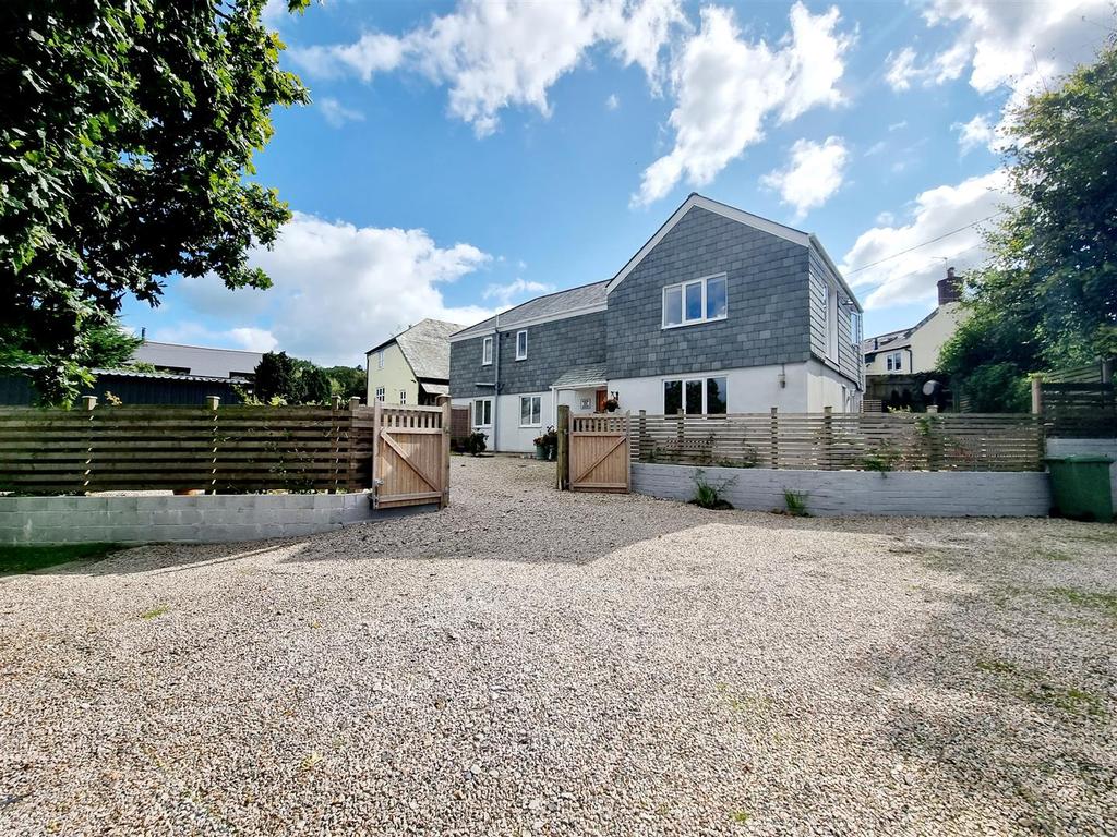 Langore, Launceston 3 bed detached house £425,000