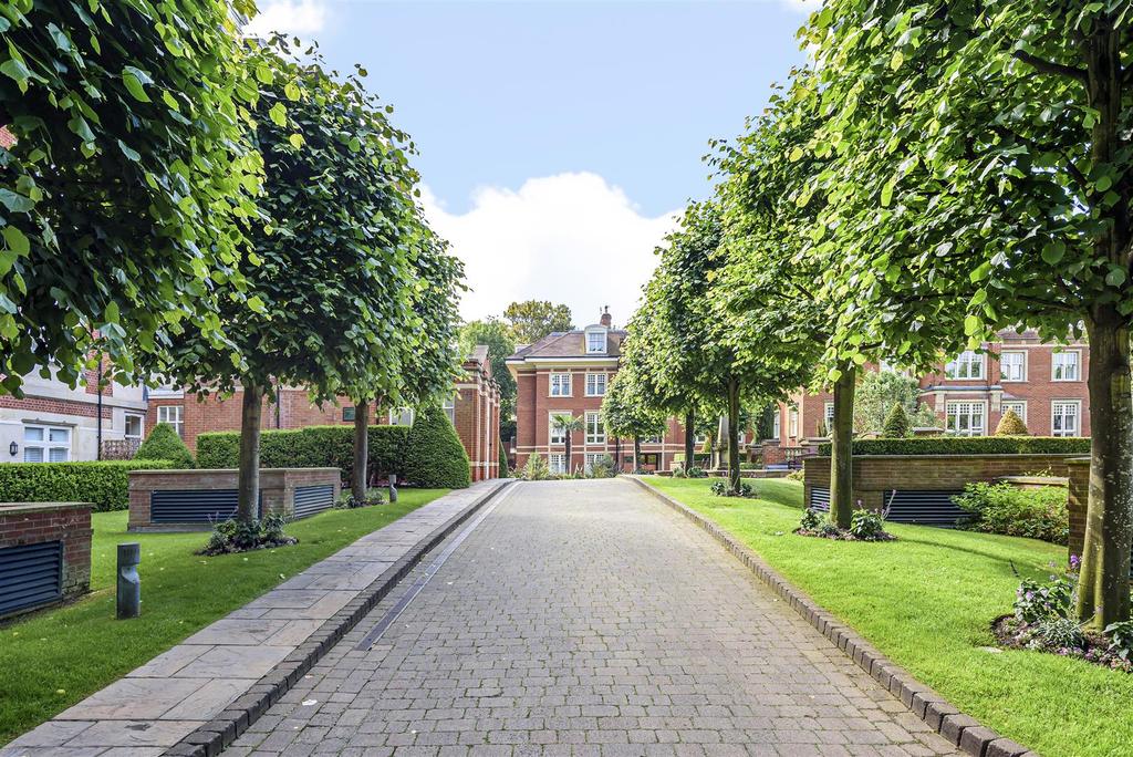 Garden Apartment, Frognal Rise, Hampstead Village, NW3 1 bed flat for