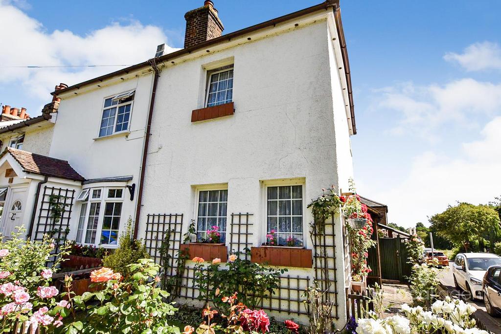 Bramble Walk, Epsom 2 bed end of terrace house £1,750 pcm (£404 pw)