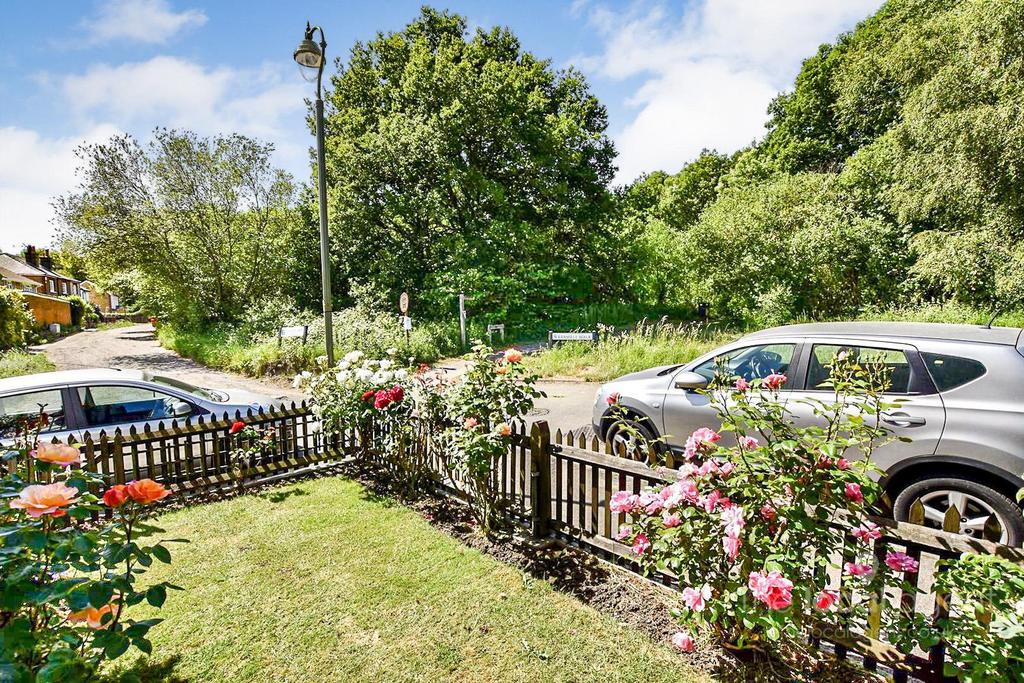 Bramble Walk, Epsom 2 bed end of terrace house £1,750 pcm (£404 pw)