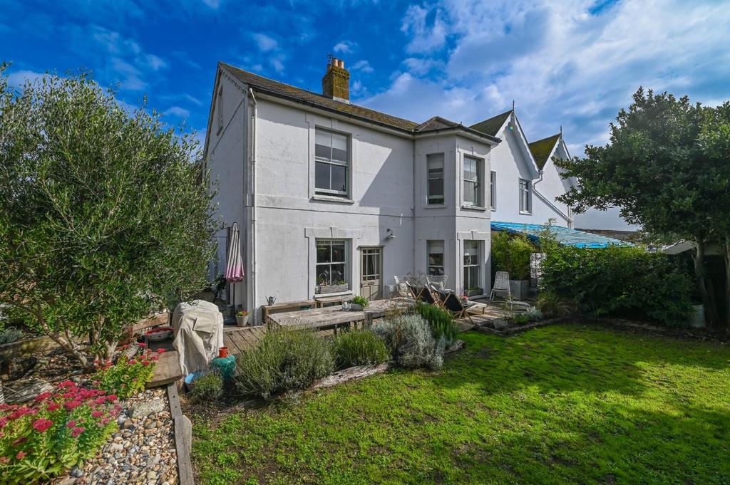 Gate Lane, Freshwater 6 bed semidetached house £775,000