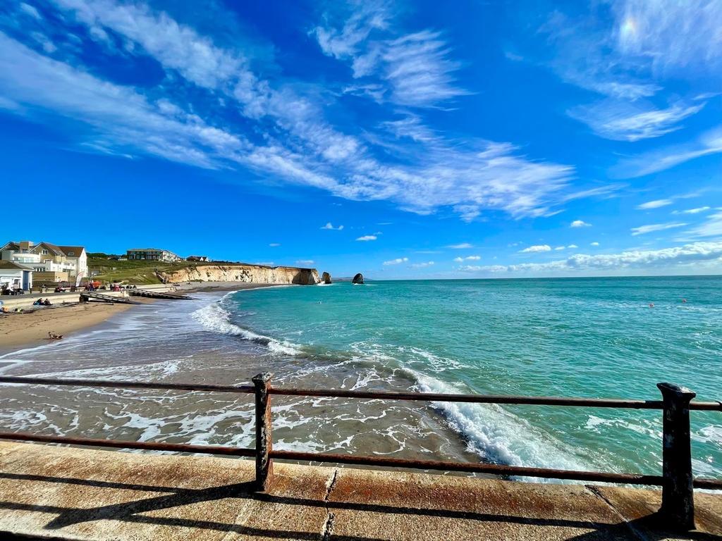 Gate Lane, Freshwater 6 bed semidetached house £775,000