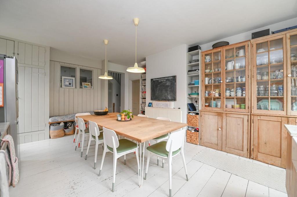 Gate Lane, Freshwater 6 bed semidetached house £775,000