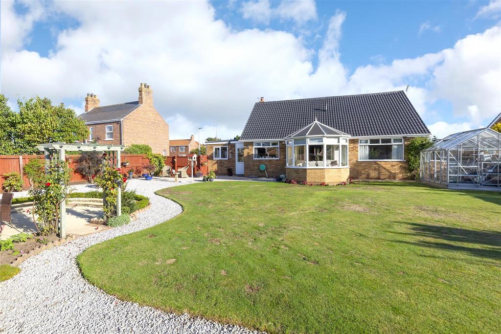 Selby Road, HolmeOnSpaldingMoor, York 2 bed detached bungalow £340,000
