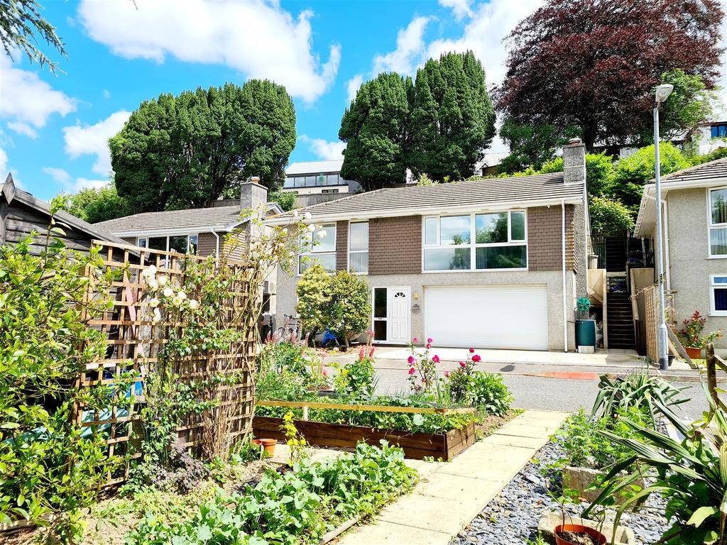 Hendra Gardens, Launceston 3 bed detached house £315,000