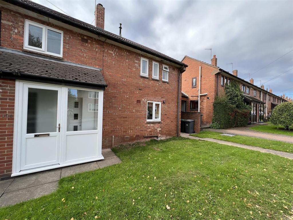 Trenchard Close, Newton, Nottingham 3 bed end of terrace house £875