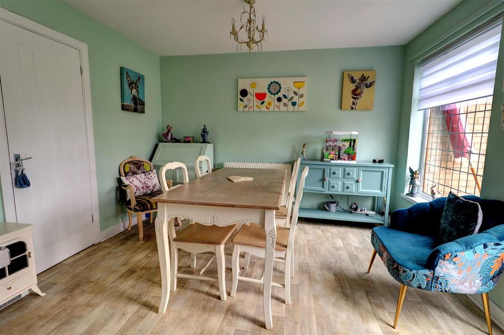 Robins Way, Nuneaton 3 bed terraced house £197,000