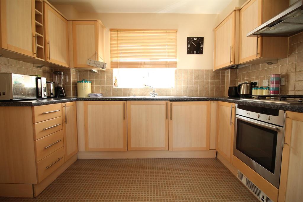 Brisley Close Chartfields Ashford Kent 2 bed flat £950 pcm (£219 pw)